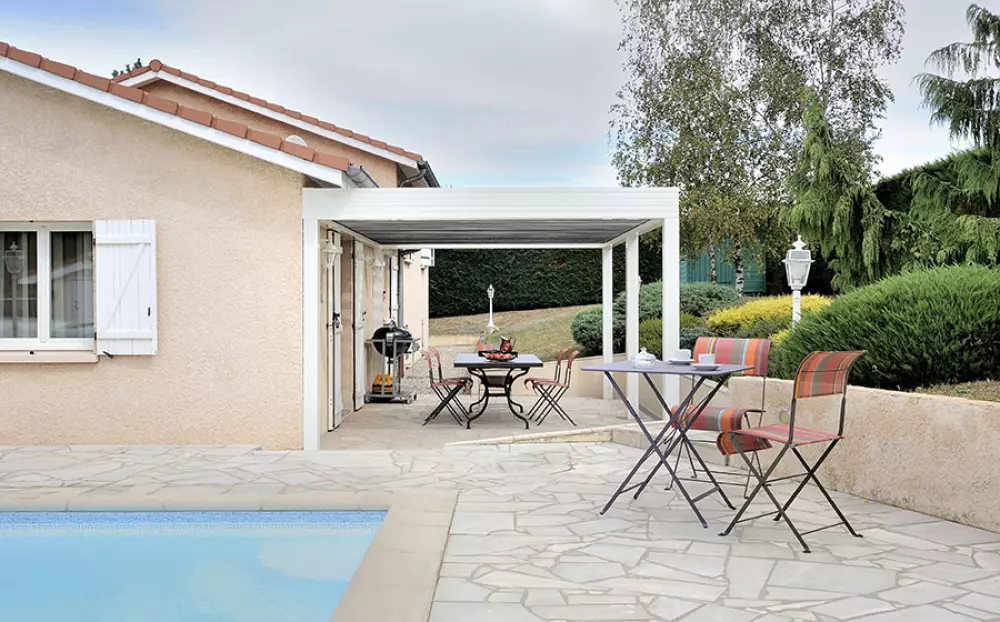 une pergola de jardin bioclimatique