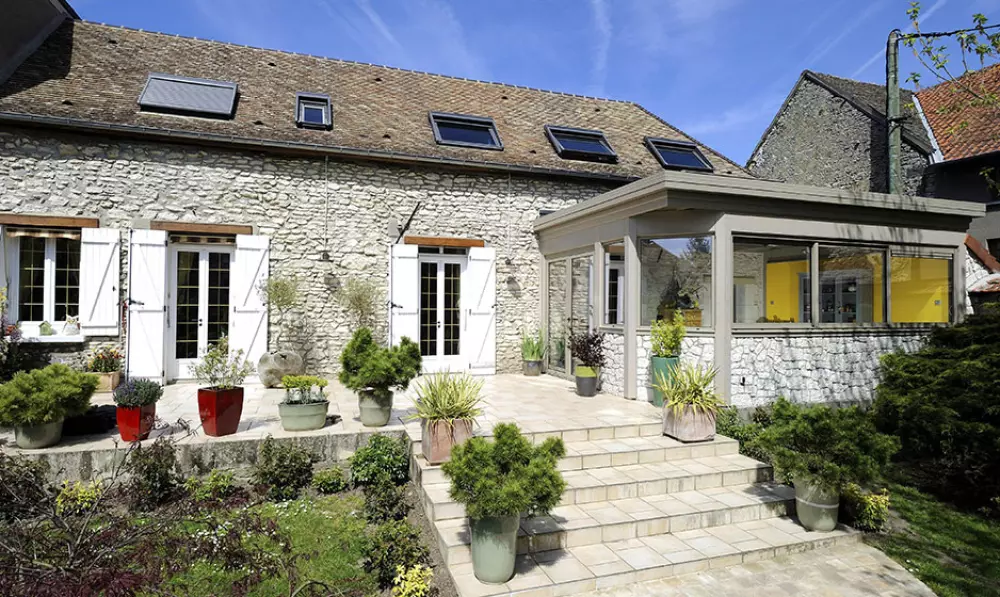 une extension toit plat sur maison traditionnelle