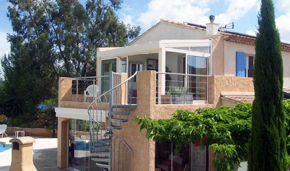 Un modèle de véranda moderne posé sur une terrasse en hauteur