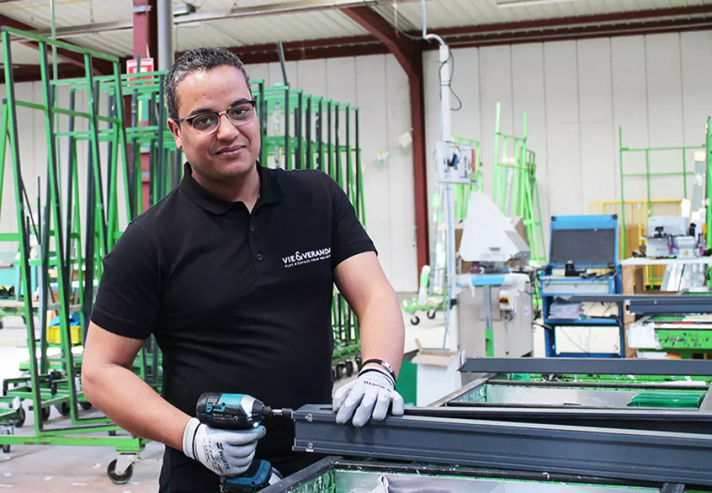 Technicien en train de monter un châssis de véranda