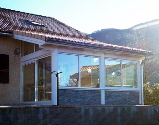 Installation d'une loggia dans une villa par Véranda des Alpes à Gap