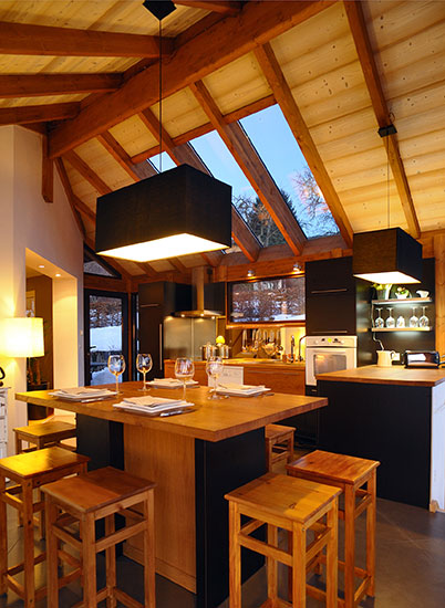 une extension bois aménagée en cuisine
