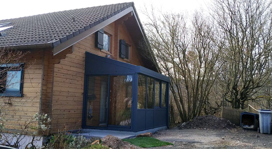 un sas d'entrée moderne sur chalet