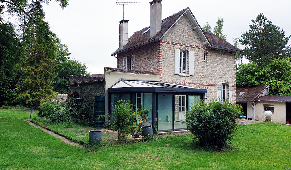 un modèle de véranda moderne pour une maison à l'ancienne
