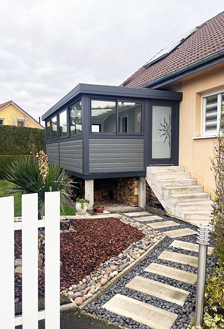 une veranda sur pilotis